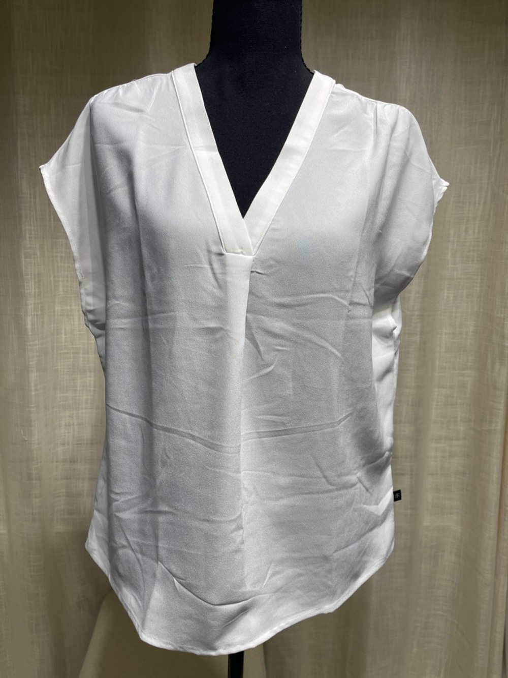 Banana Republic White V-Neck Cap Sleeve Blouse(Brand New)
